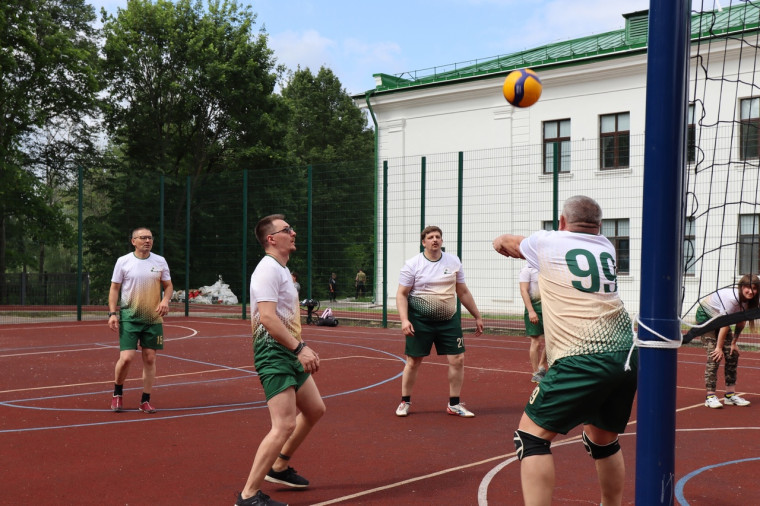 Волейбольное сражение в рамках спортивной олимпиады.
